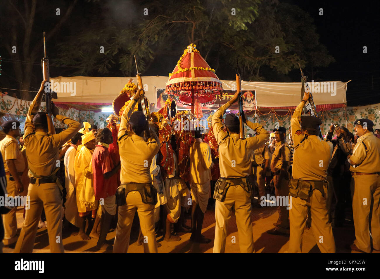 La polizia la guardia d'onore per re festival di Dussehra, Bastar, Chhattisgarh, India, Asia Foto Stock