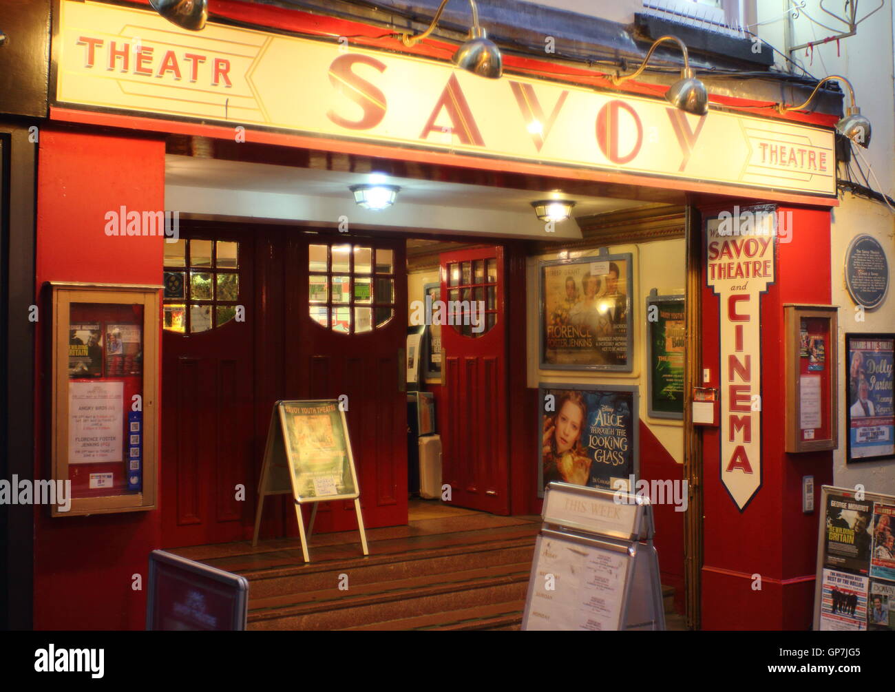 Il Savoy Theatre e il cinema nel centro della cittadina di Monmouth, Monmouthshire, Galles. Il Savoy è il più antico teatro sito in Galles Foto Stock