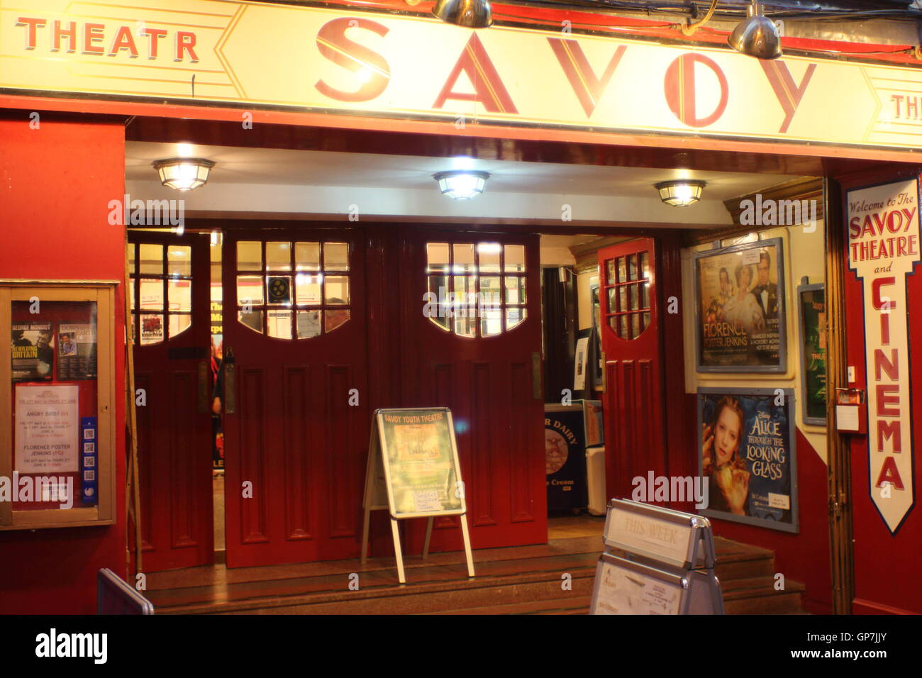 Il Savoy Theatre e il cinema nel centro della cittadina di Monmouth, Monmouthshire, Galles. Il Savoy è il più antico teatro sito in Galles Foto Stock