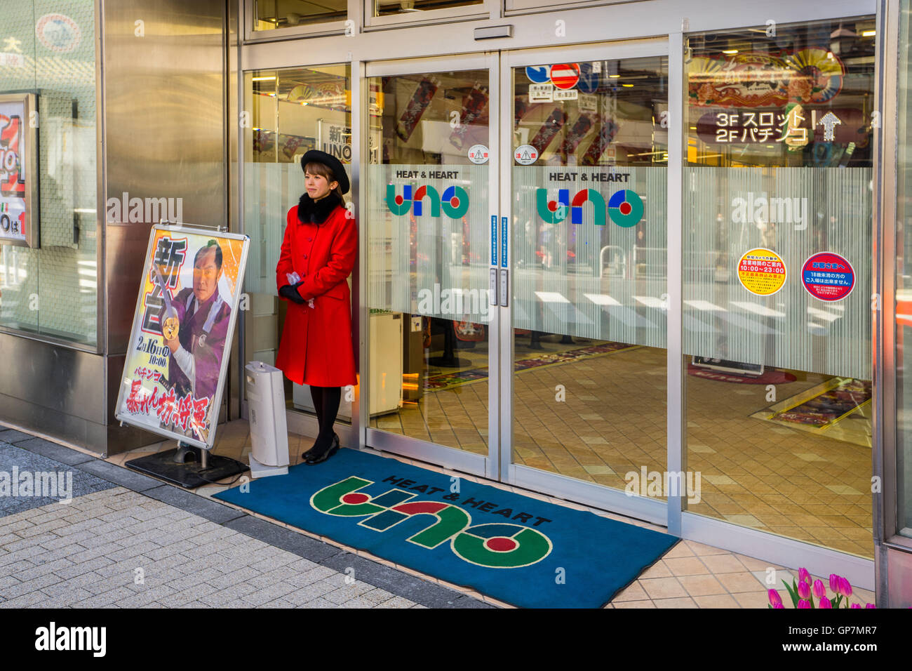 Ragazza per attirare i clienti, Tokyo, Giappone Foto Stock