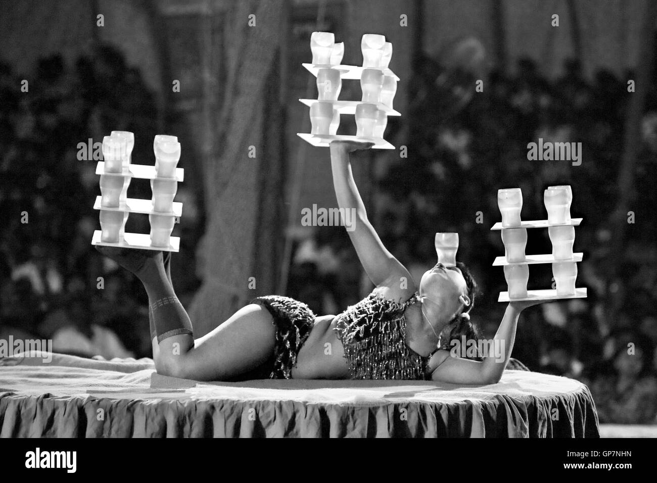 La donna gli occhiali di bilanciamento del circus, India, Asia Foto Stock
