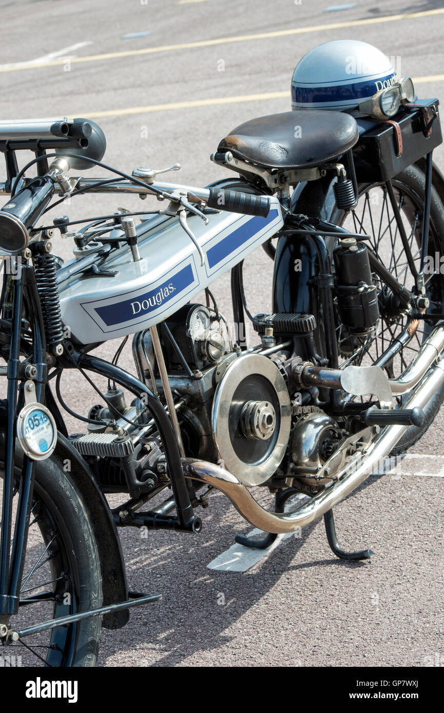 Vecchia motocicletta vintage casco e occhiali su un vintage 1922 Douglas motocicletta. VMCC, Banbury eseguire, Oxfordshire, Inghilterra Foto Stock