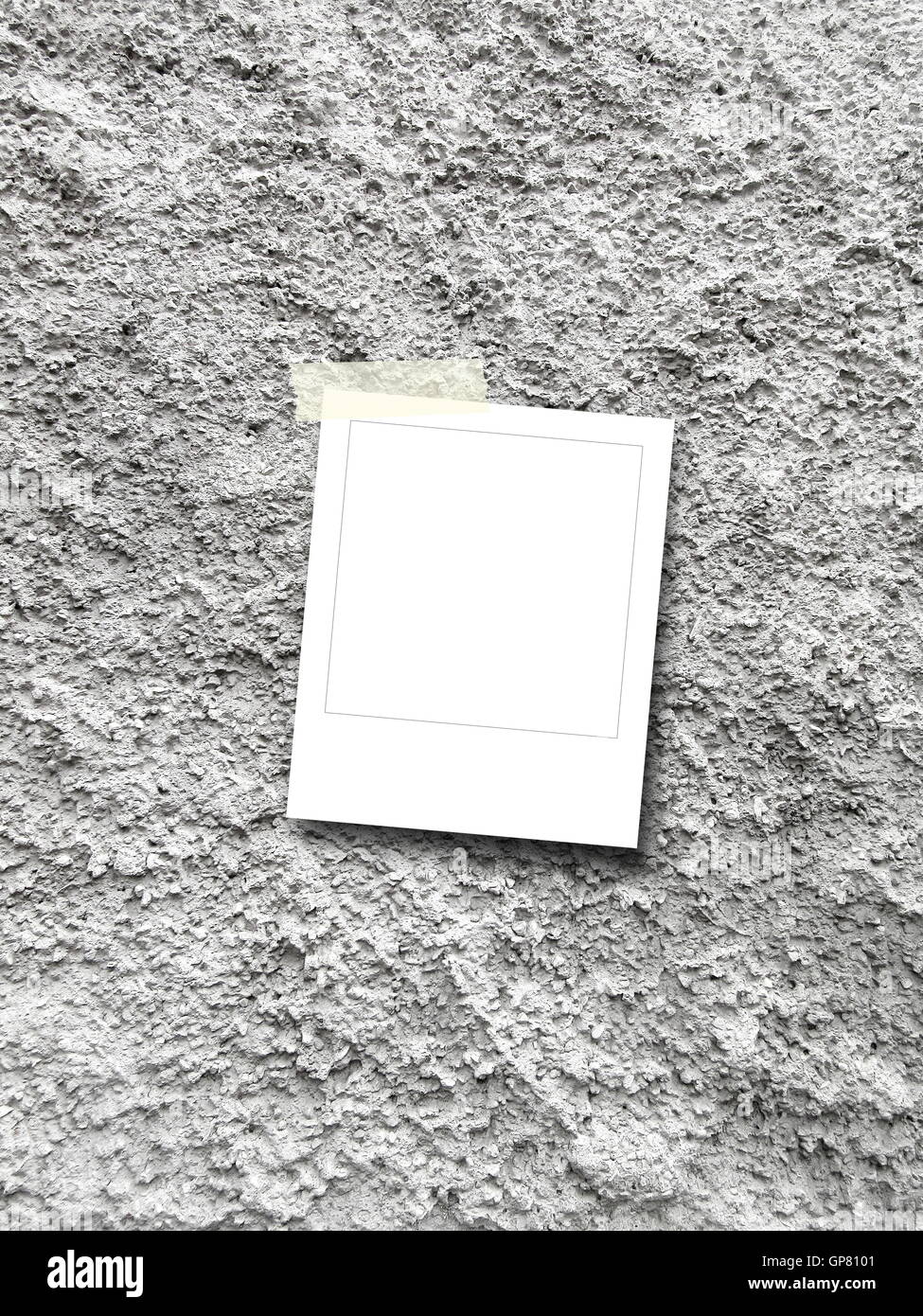 Close-up di un quadrato bianco instant photo frame con nastro adesivo sul calcestruzzo ruvido sfondo a parete Foto Stock