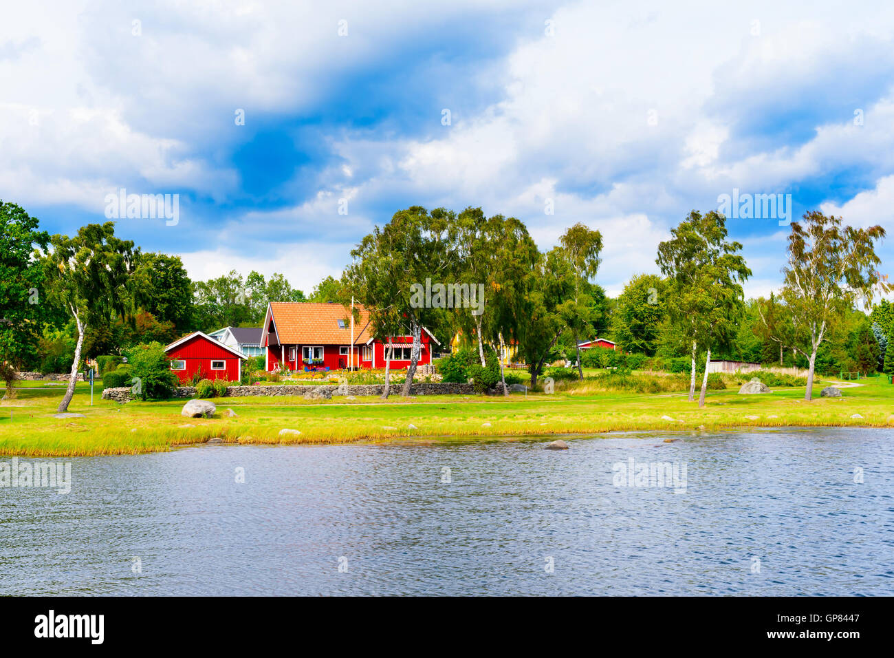 Skavkulla, Svezia - 1 Settembre 2016: prezzi delle assicurazioni sulle case di mare e la proprietà è in aumento a causa del cambiamento climatico. Amore Foto Stock