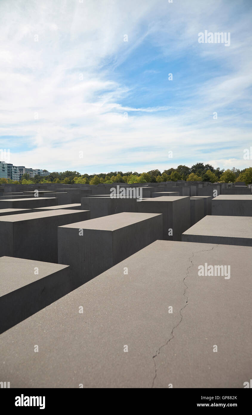 Memoriale al assassinato ebrei di Europa con il blu e il Bianco cielo cloud Foto Stock