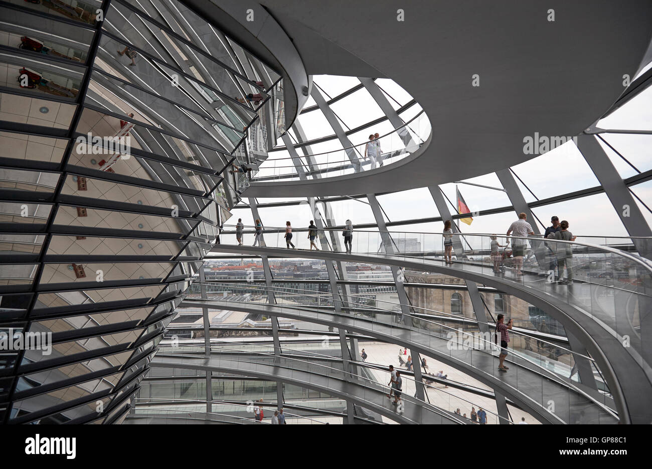 Vista interna della cupola del Reichstag a Berlino vetro riflettente guardando attraverso l'edificio Foto Stock