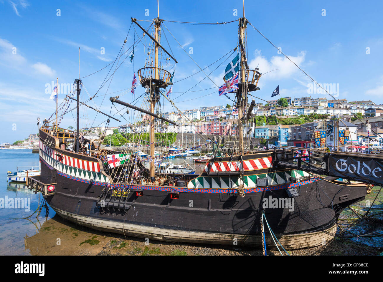 Brixham Devon Brixham Harbour Golden Hinde Replica nave o la replica di Golden Hind ormeggiato a Brixham Harbour in bassa marea Brixham Devon Inghilterra UK GB Foto Stock