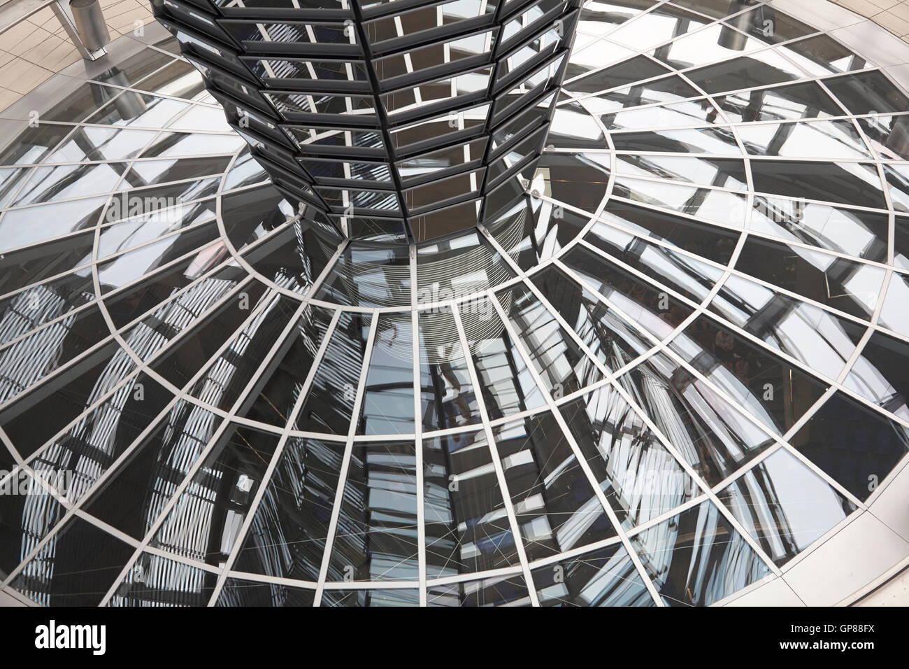 Vista interna della cupola del Reichstag a Berlino vetro riflettente guardando verso il basso sulla costruzione Foto Stock