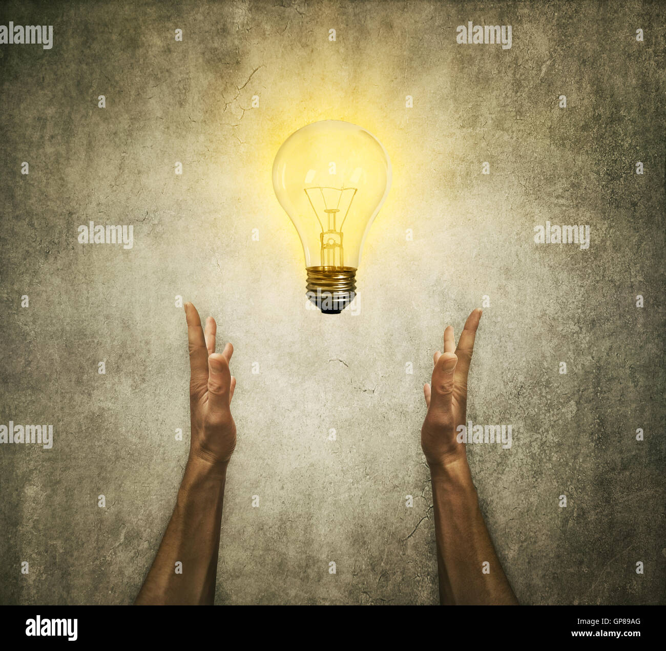 Primo piano di due mani umane tenendo una lampadina. La creatività e il concetto di idea Foto Stock