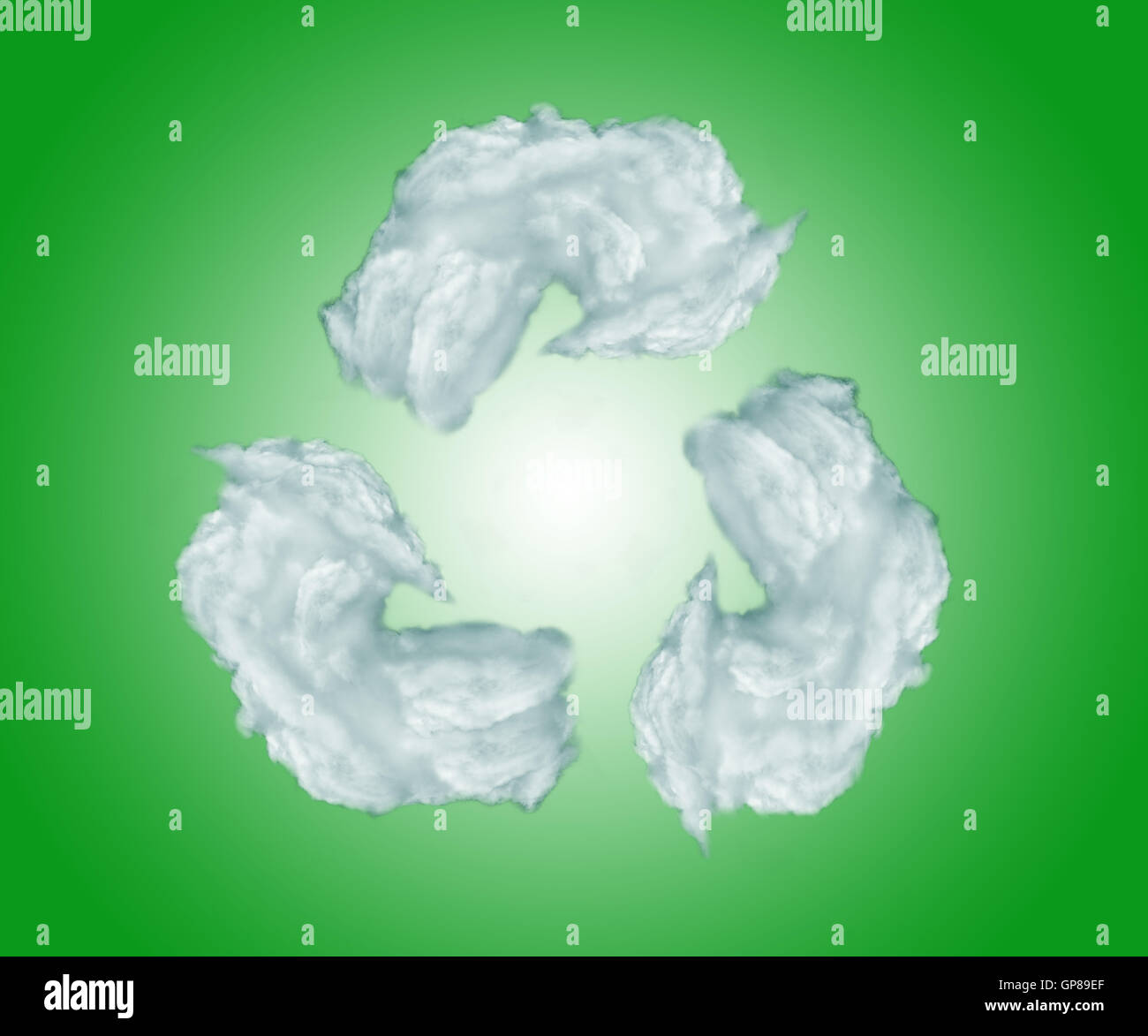 Le nuvole in forma di simbolo di riciclaggio. Ambiente e sviluppo sostenibile concetto Foto Stock