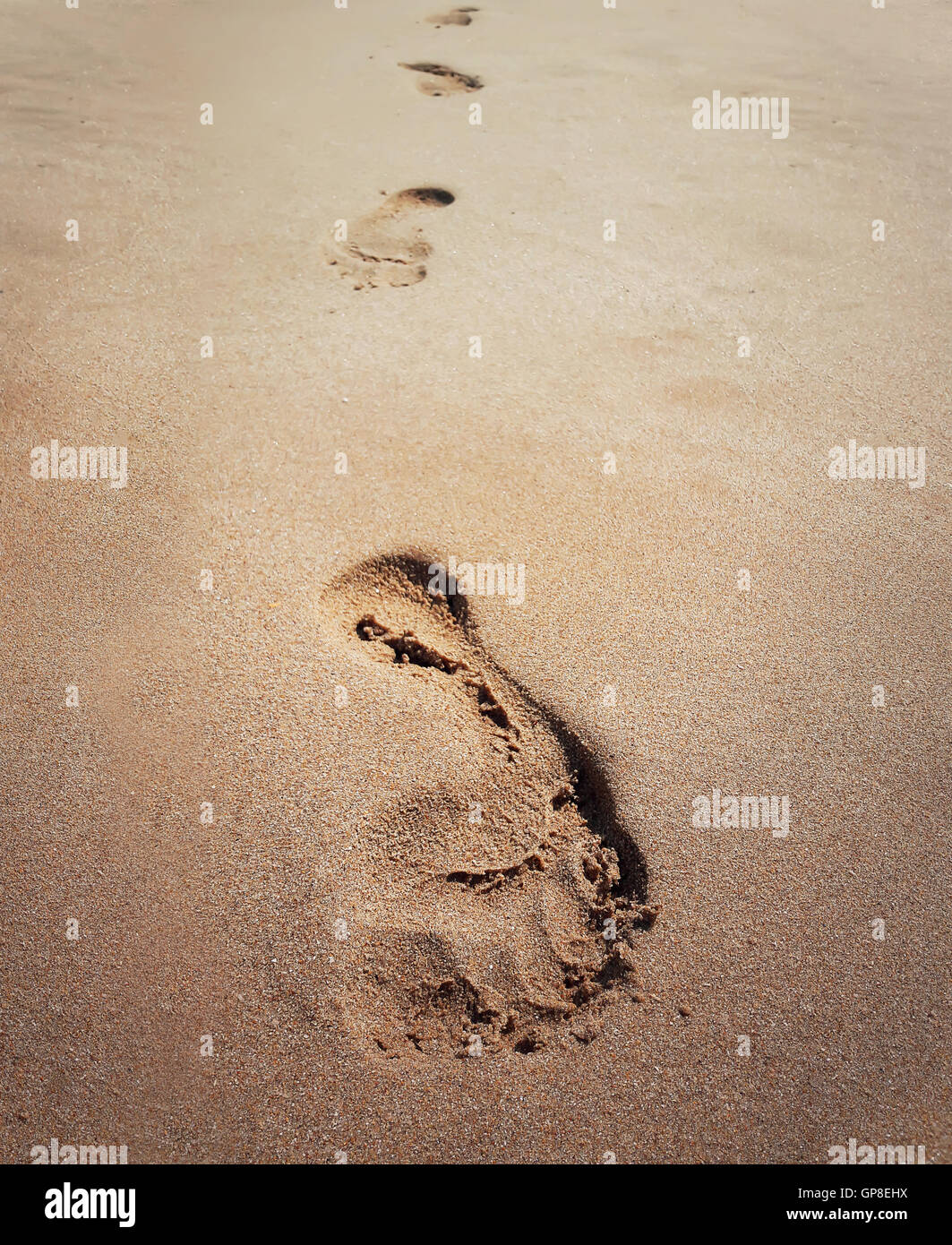 Primo piano di orme nella sabbia in spiaggia. I viaggi di vacanza concept Foto Stock