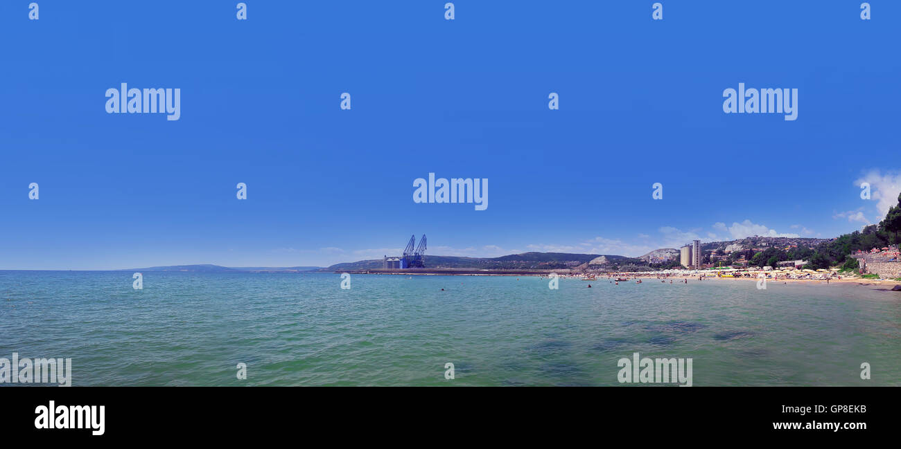 La vacanza estiva lo sfondo con la riva del mare vista panoramica della costa del Mar Nero, la città di Balchik, Bulgaria Foto Stock
