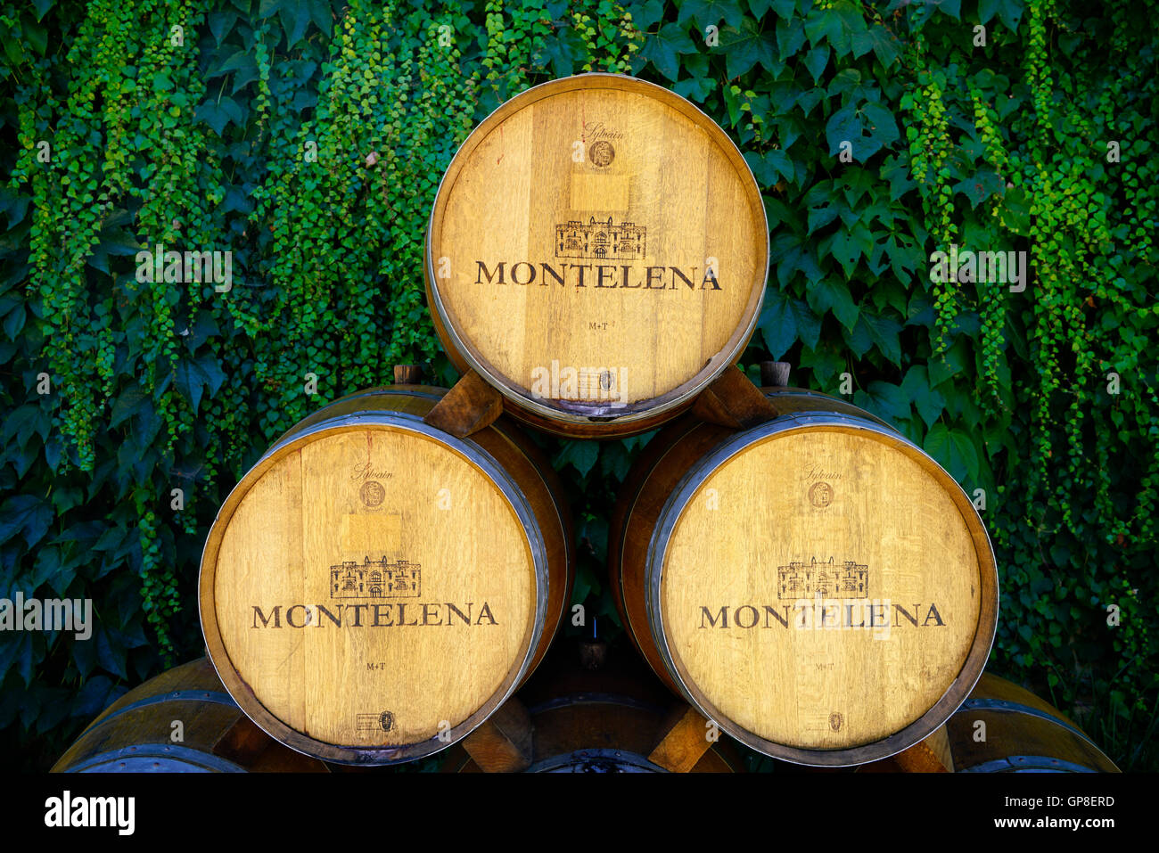 Oak botti da vino nella cantina di Chateau Montelena,Calistoga,California , Stati Uniti Foto Stock