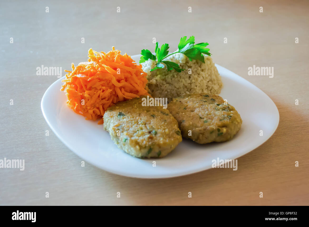 Polpetta di carne con grana e la carota sulla piastra. Cena del piatto. Foto Stock