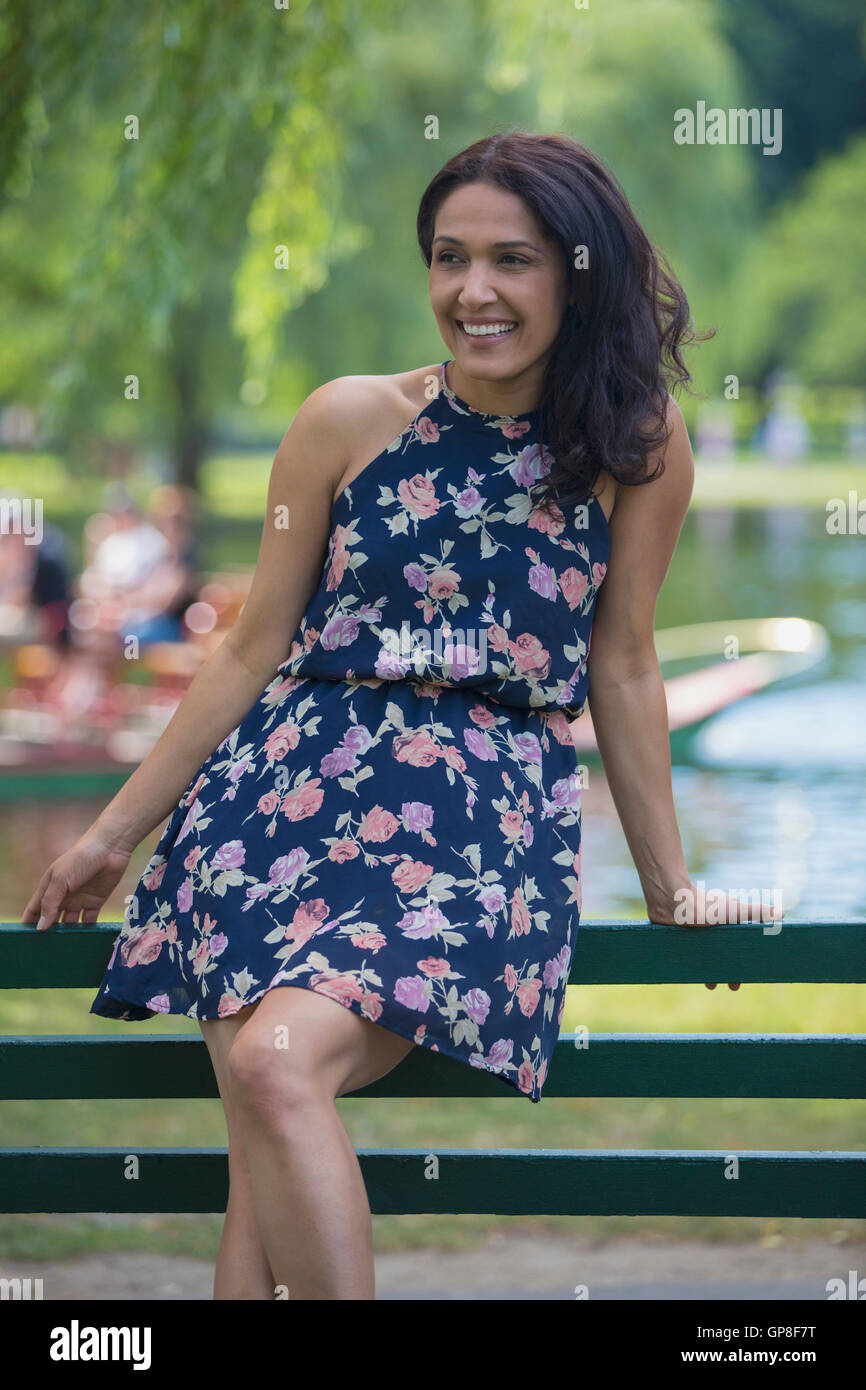 Felice ispanico donna sorridente in un parco Foto Stock