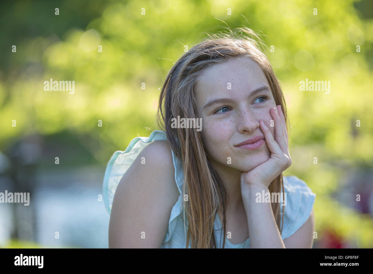 Ritratto di felice ispanica girl teen in posizione di parcheggio Foto Stock