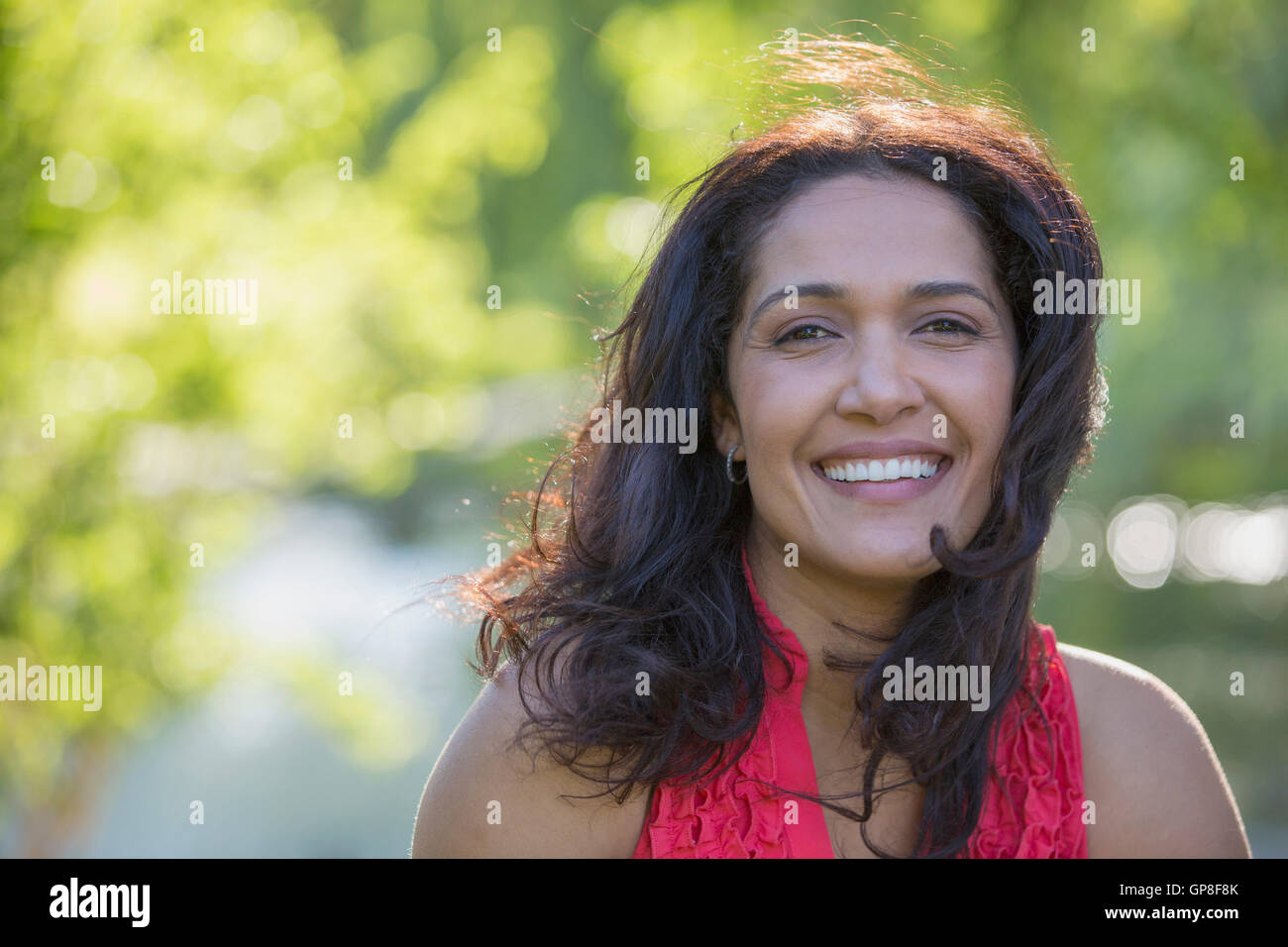 Ritratto di felice ispanico donna sorridente in un parco Foto Stock