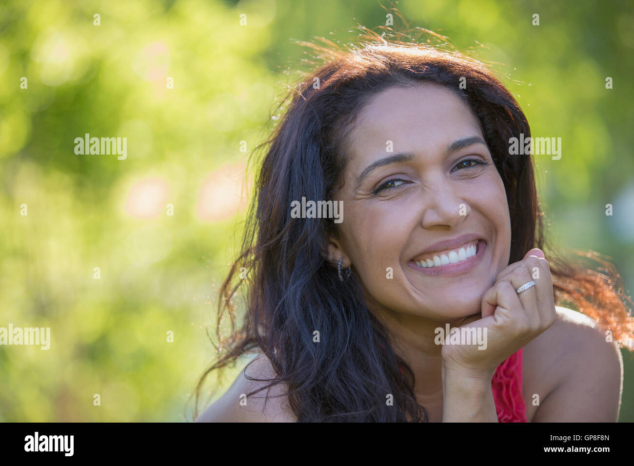 Ritratto di felice ispanico donna sorridente in un parco Foto Stock