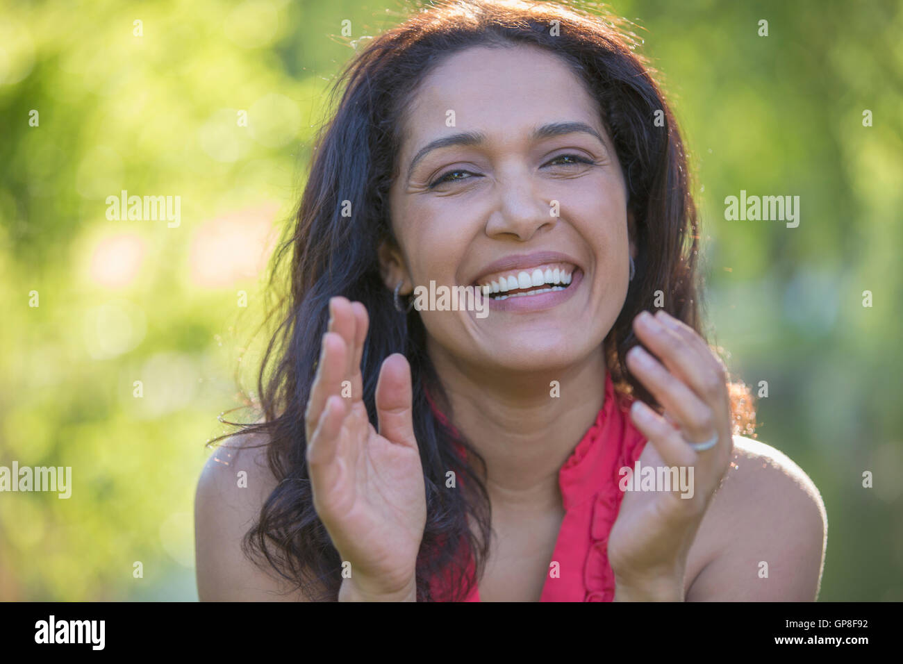 Ritratto di felice ispanico donna sorridente in un parco Foto Stock