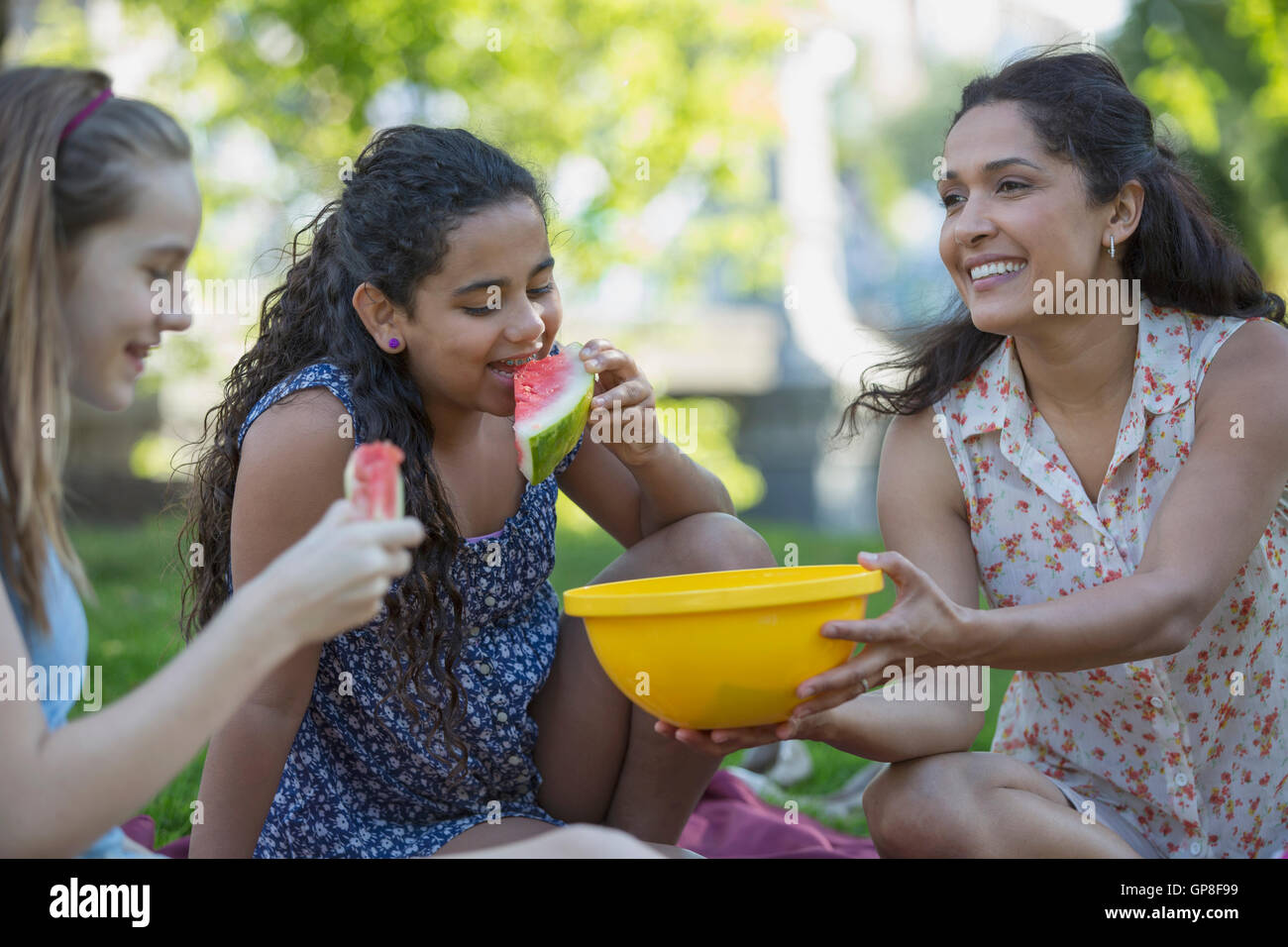 Felice famiglia ispanica avente un picnic nel parco Foto Stock