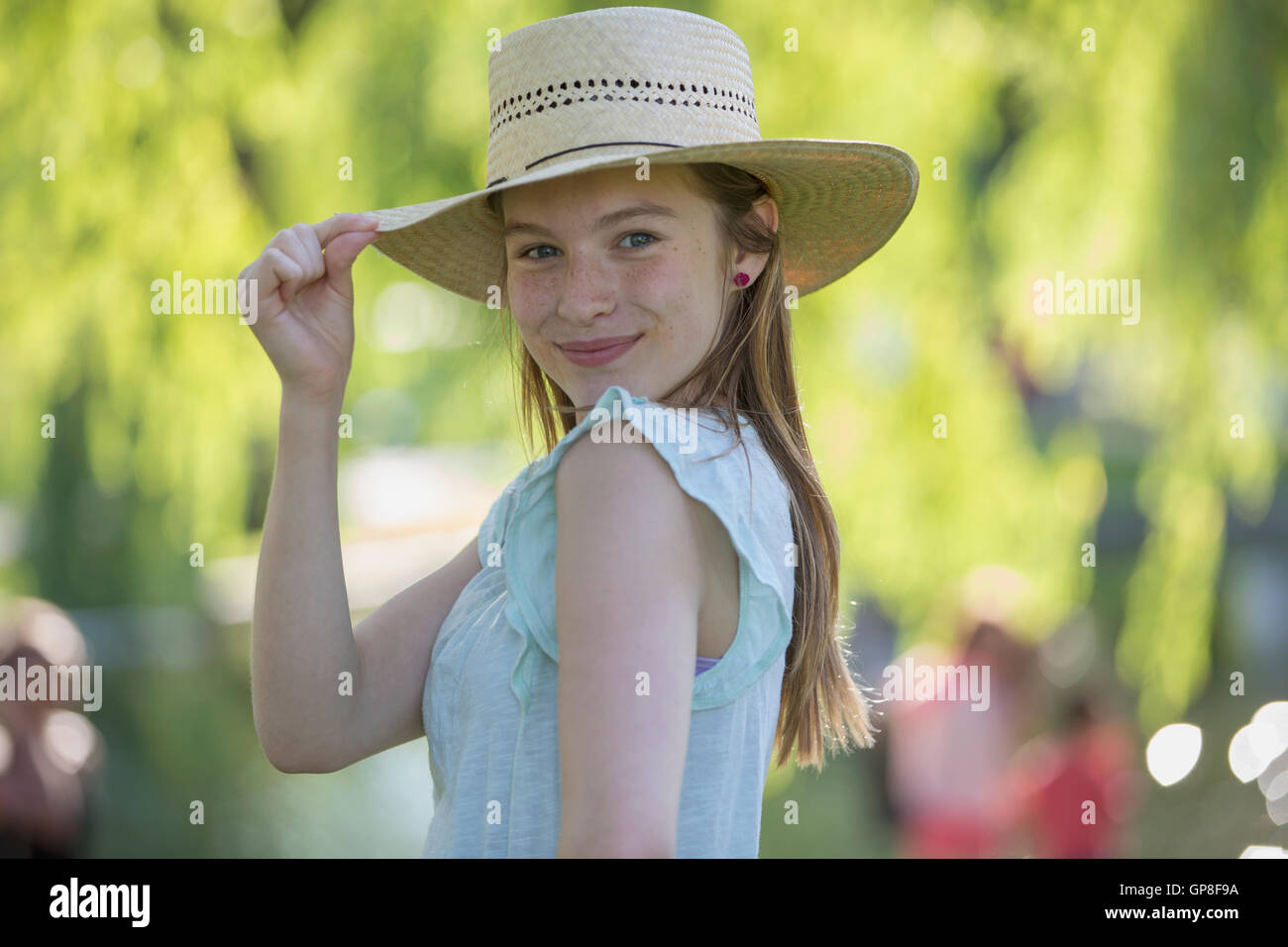 Ritratto di felice ispanica girl teen indossando cappello in un parco Foto Stock