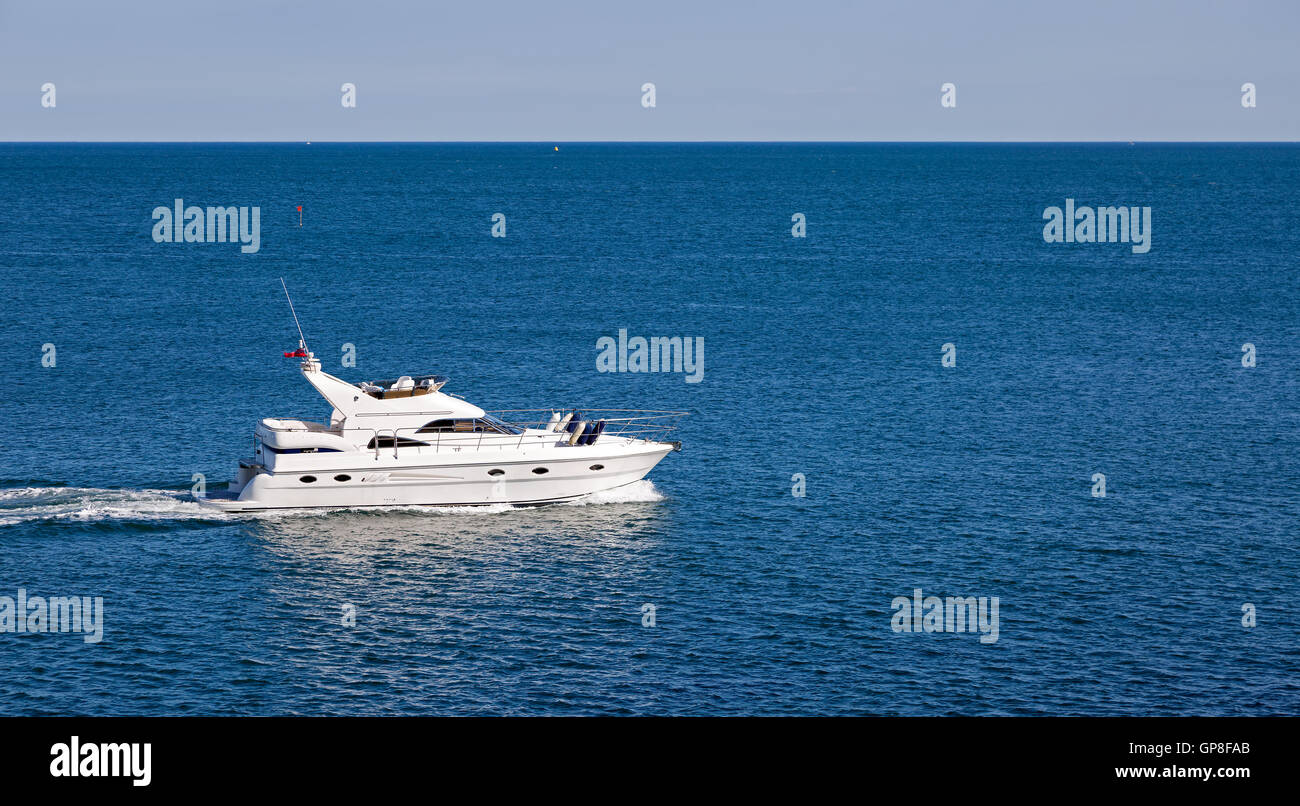 Imbarcazioni a motore di lusso su un mare blu Foto Stock