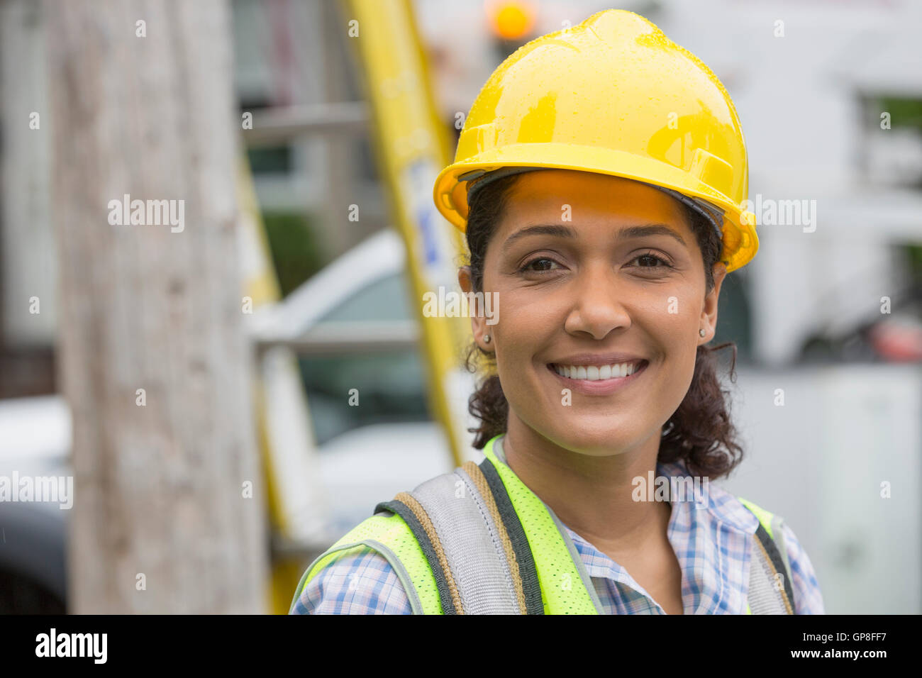 Ritratto di felice ispanica utility femmina lavoratore sorridente Foto Stock