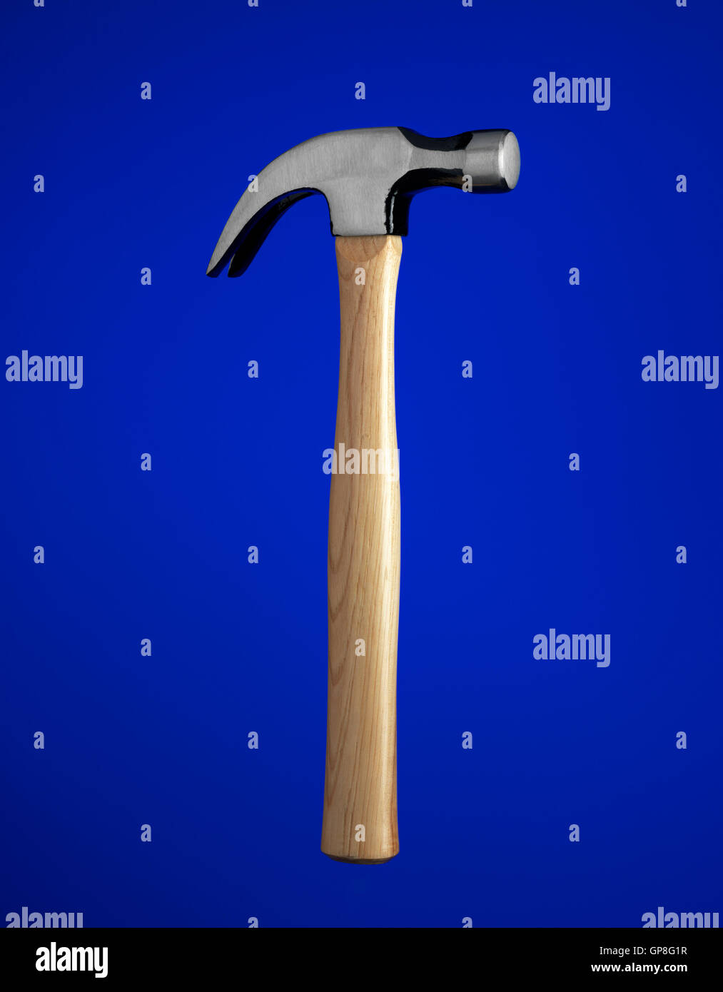 Martello da carpentiere con uno sfondo blu Foto Stock