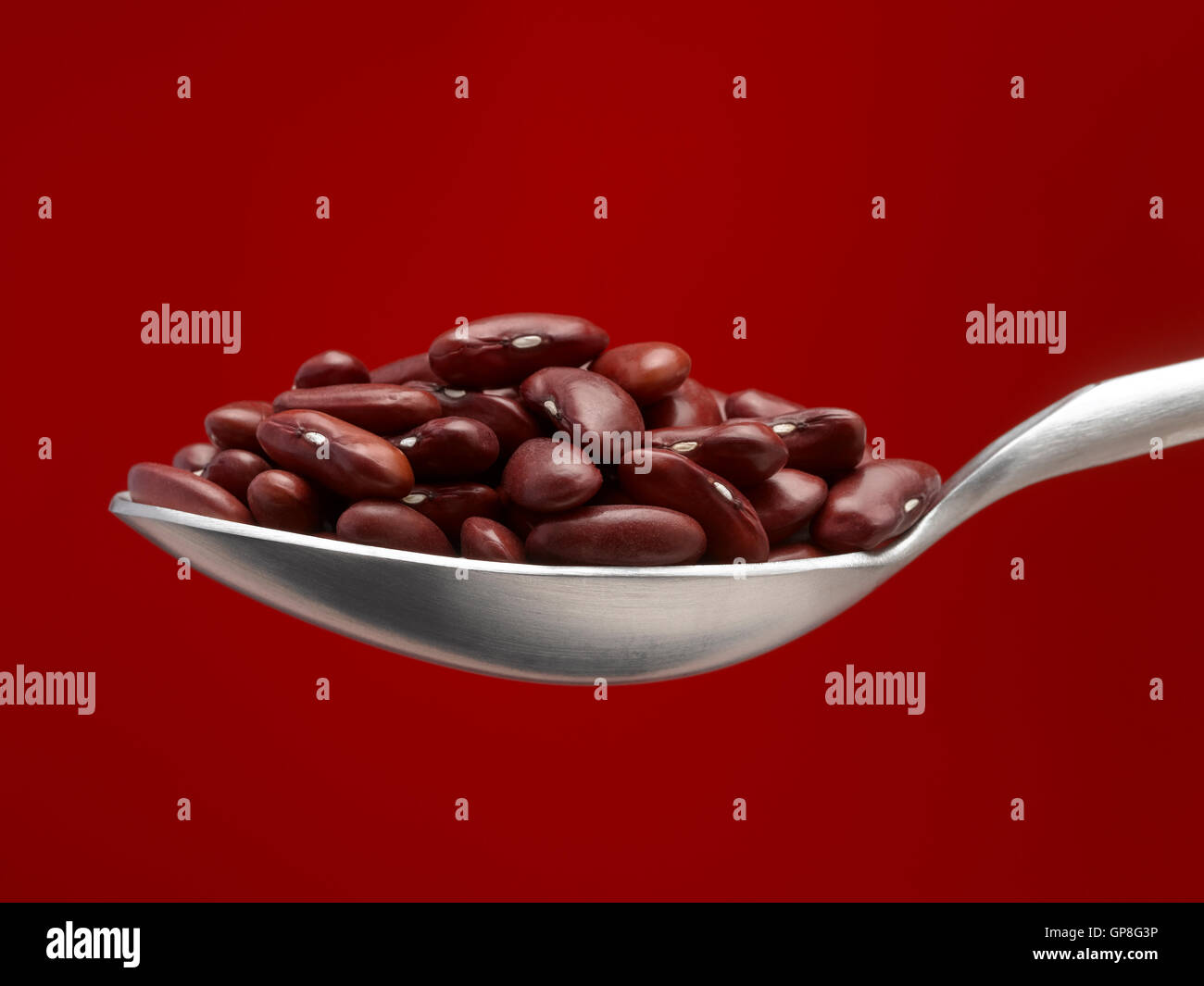 Fagioli rossi sul cucchiaio Foto Stock