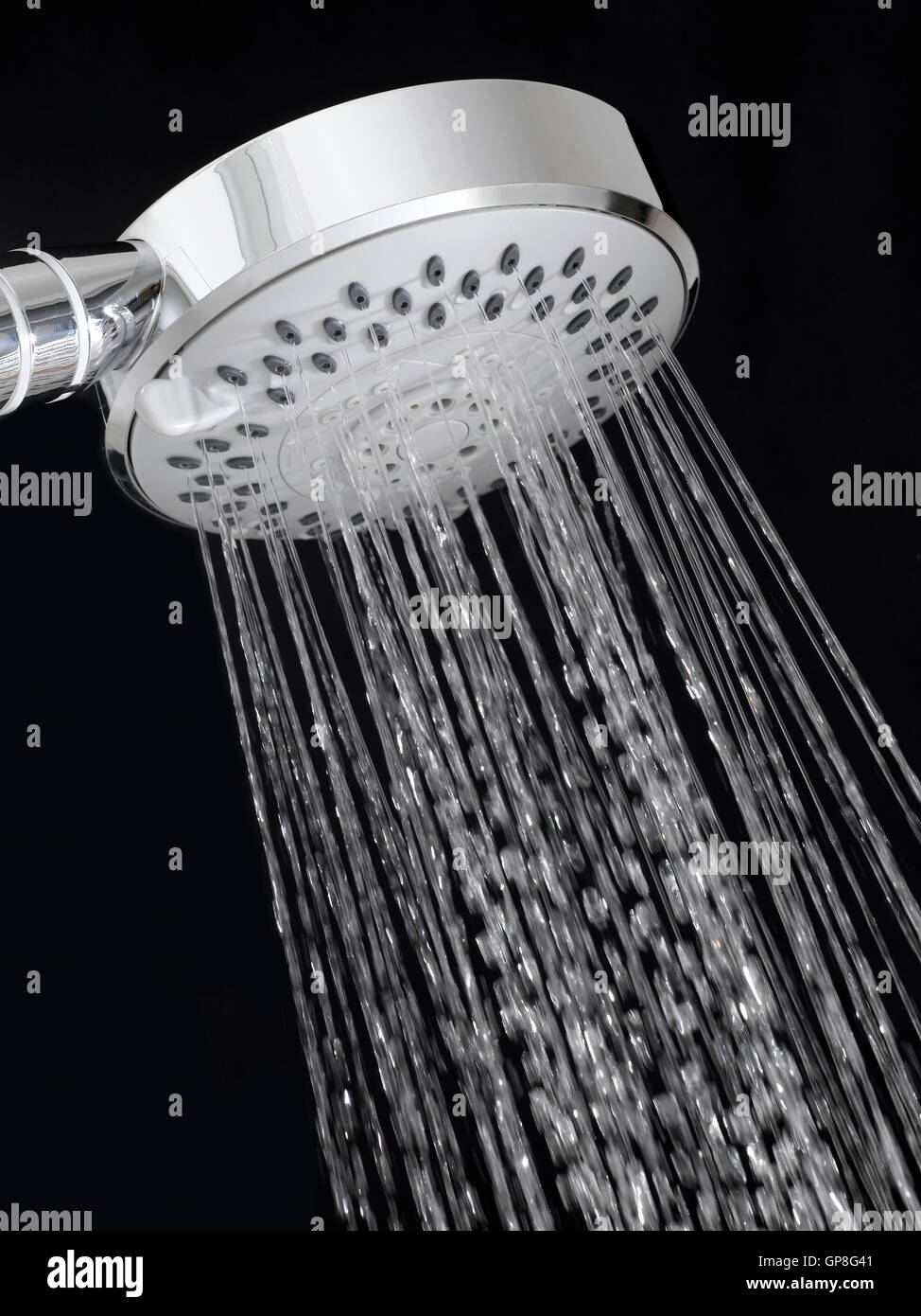 Chrome testa di doccia con acqua corrente isolata su uno sfondo nero Foto Stock