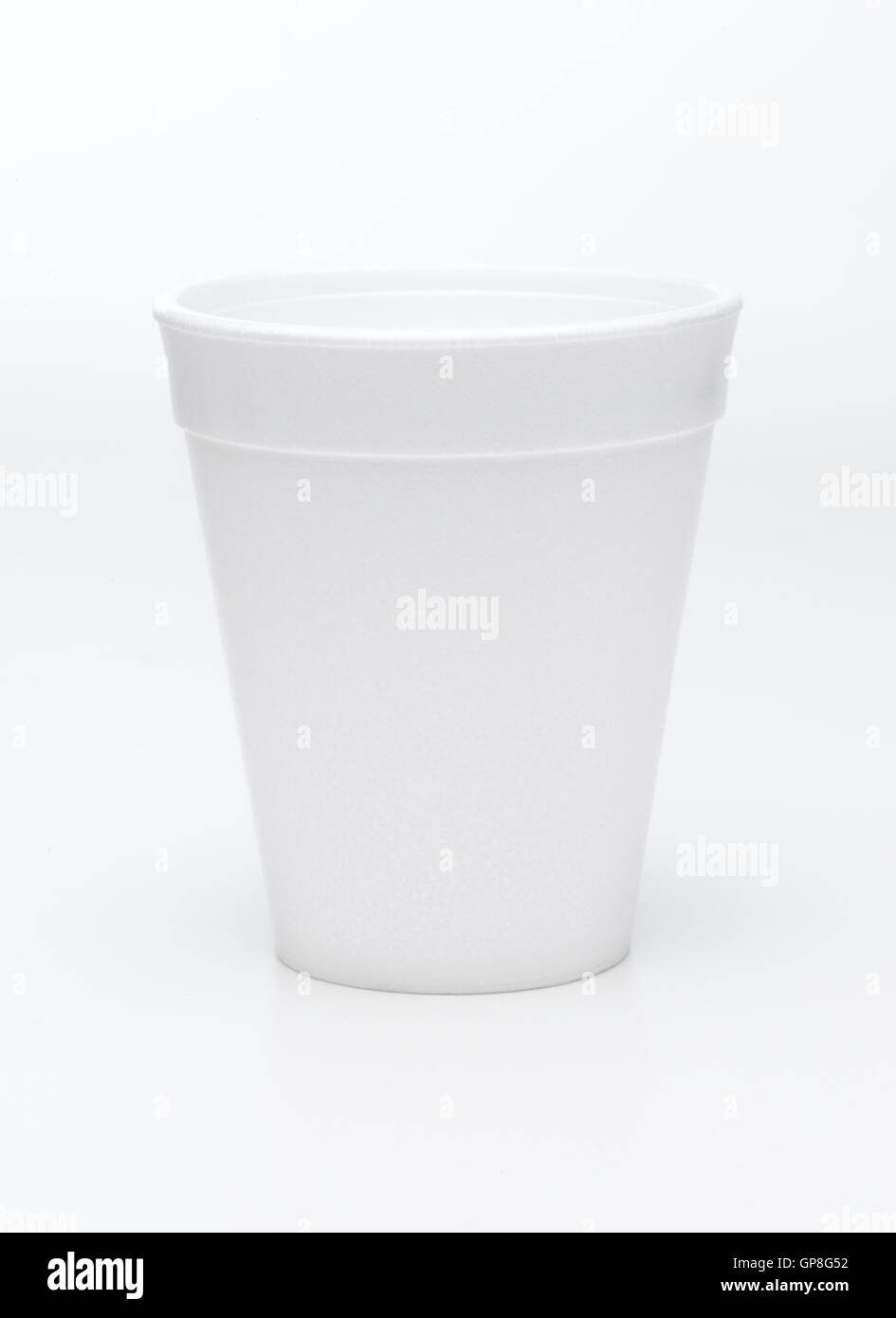 Styrofoam cup su sfondo bianco Foto Stock