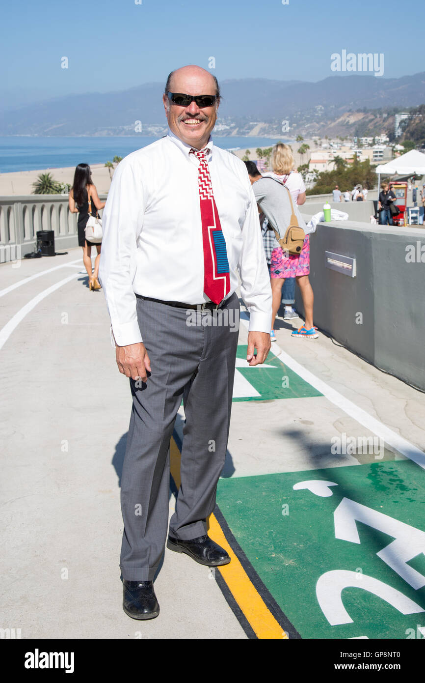 Santa Monica, California, Stati Uniti d'America. Il 1 settembre 2016. santa monica sindaco tony vazquez sorge su la recente costruzione del percorso ciclabile e pedonale alla riapertura di cerimonie per la pendenza caifornia landmark strada che era chiuso per la ricostruzione per 17 mesi. Credito: sheri determan / alamy live news Foto Stock