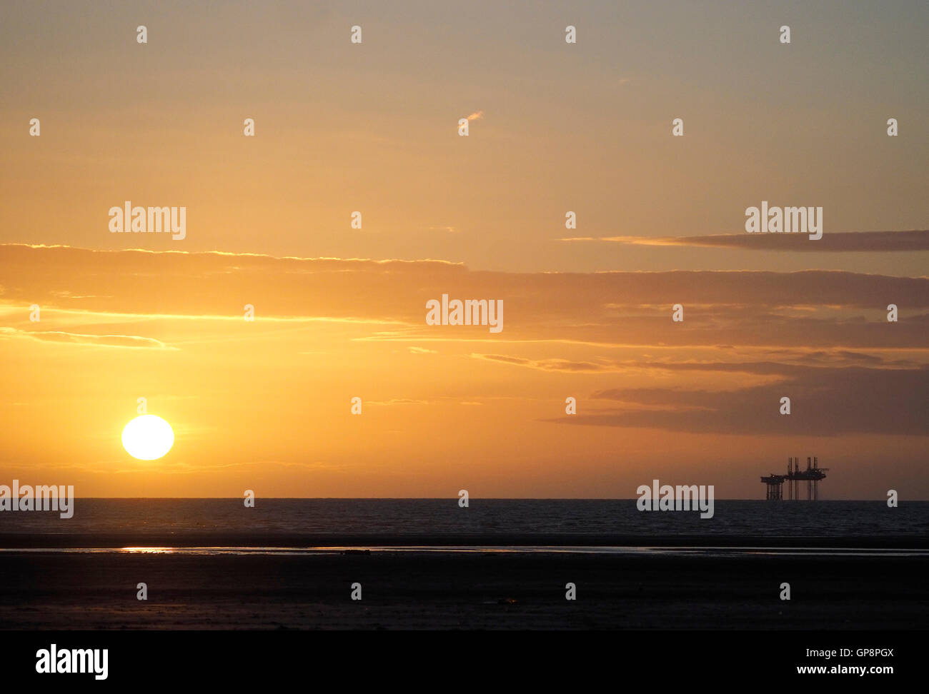 Ainsdale beach, Merseyside, Regno Unito. Il 2 settembre, 2016. Regno Unito: Meteo tramonto dopo un pomeriggio soleggiato. Credito: ALAN EDWARDS/Alamy Live News Foto Stock