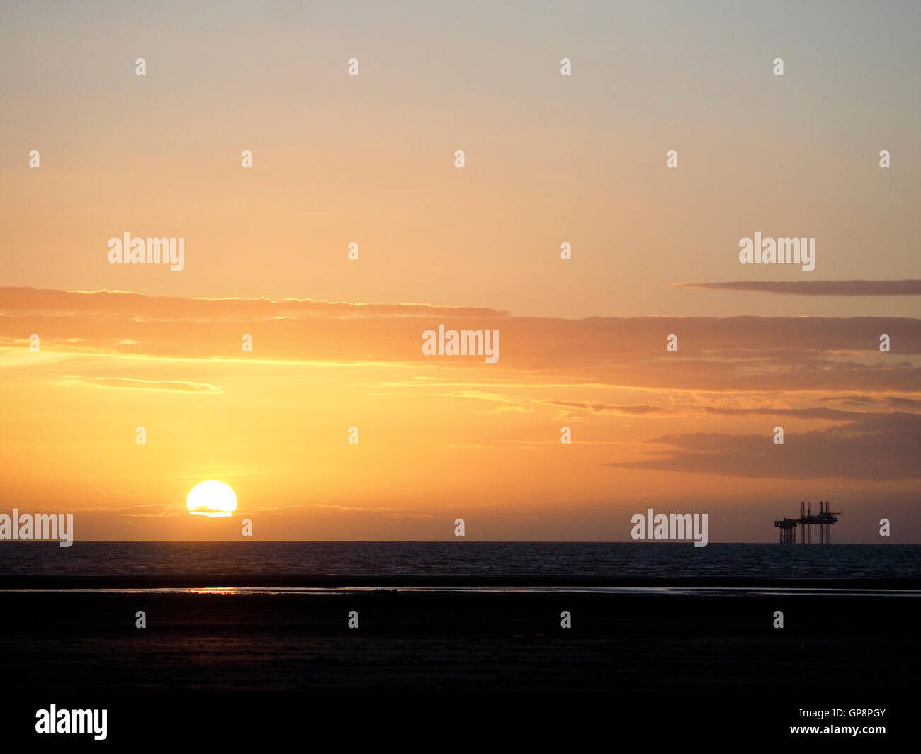 Ainsdale beach, Merseyside, Regno Unito. Il 2 settembre, 2016. Regno Unito: Meteo tramonto dopo un pomeriggio soleggiato. Credito: ALAN EDWARDS/Alamy Live News Foto Stock