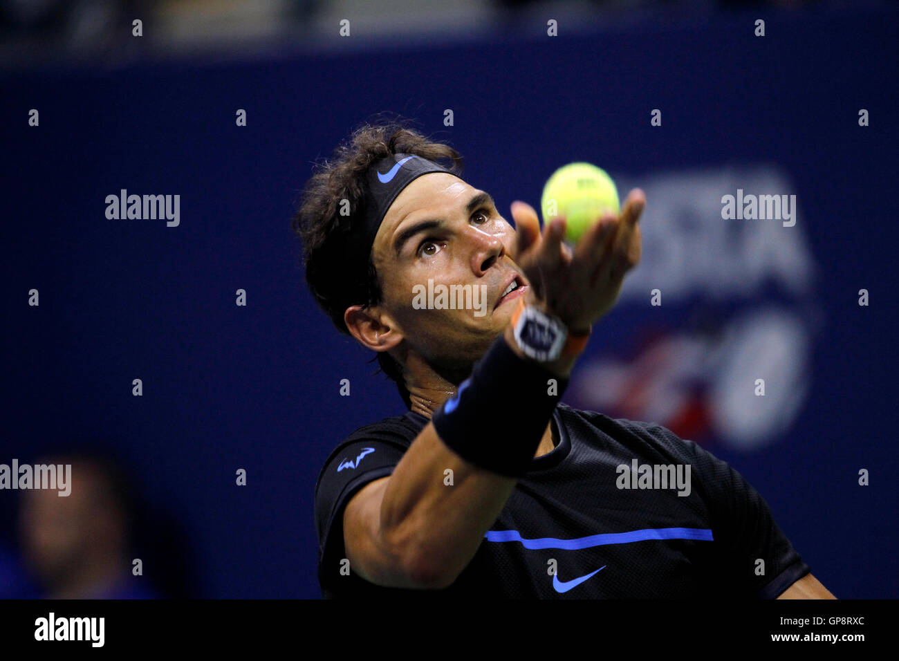 Flushing Meadows, New York, Stati Uniti d'America. Il 2 settembre, 2016. La Spagna di Rafael Nadal che serve durante il suo terzo round match round match contro Andrey Kuznetsov a U.S. Aprire i campionati di tennis a Flushing Meadows, New York venerdì 2 settembre. Credito: Adam Stoltman/Alamy Live News Foto Stock