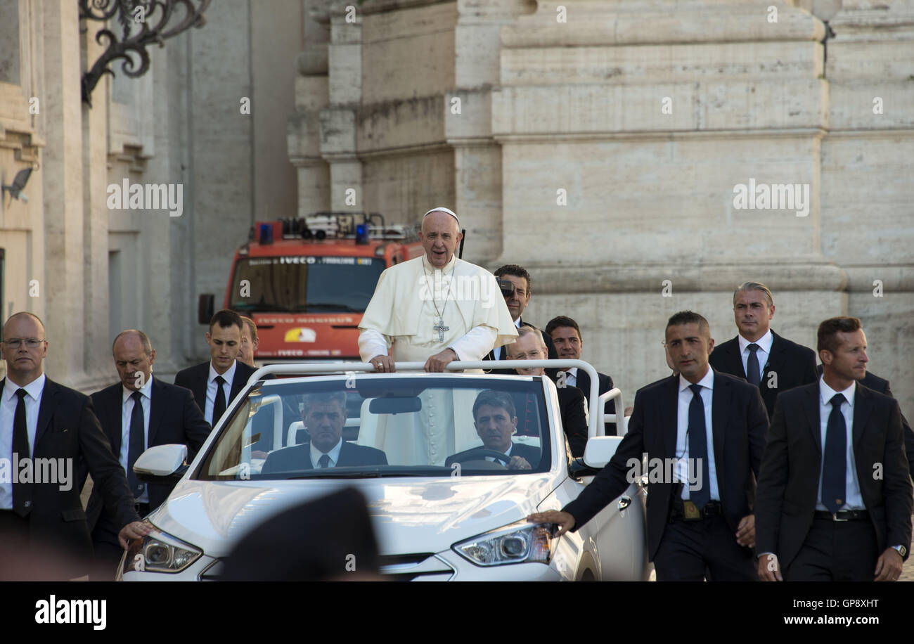 Vaticano. Il 3 settembre, 2016. Celebrazioni prima della canonizzazione di Madre Teresa in Piazza San Pietro. Uomo brasiliano attribuita per il secondo miracolo Credito: Linda Schaefer/Alamy Live News Foto Stock