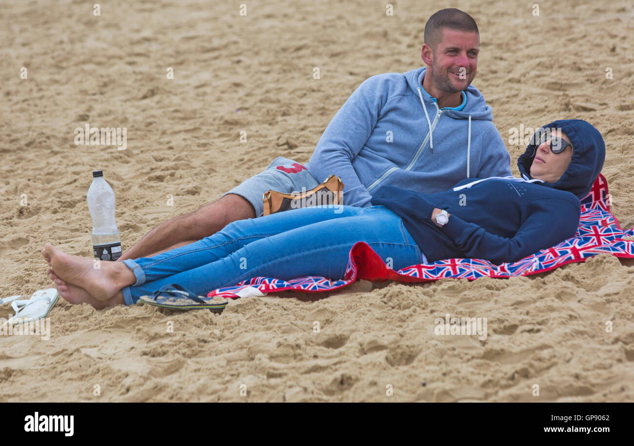 Bournemouth Dorset, Regno Unito il 3 settembre 2016. Meteo REGNO UNITO: freddo giorno grigio a Bournemouth Beach con docce, pioggia e instabile dei mari - non scoraggiare i visitatori provenienti dalla rubrica al mare a brave il meteo! Credito: Carolyn Jenkins/Alamy Live News Foto Stock