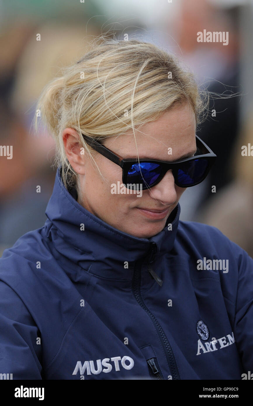 Stamford, Lincolnshire, Regno Unito. Il 3 settembre 2016, Zara Tindall assiste il Cross Country fase sul giorno 3 del 2016 Land Rover Burghley Horse Trials, Stamford, Regno Unito. Credito: Jonathan Clarke/Alamy Live News Foto Stock