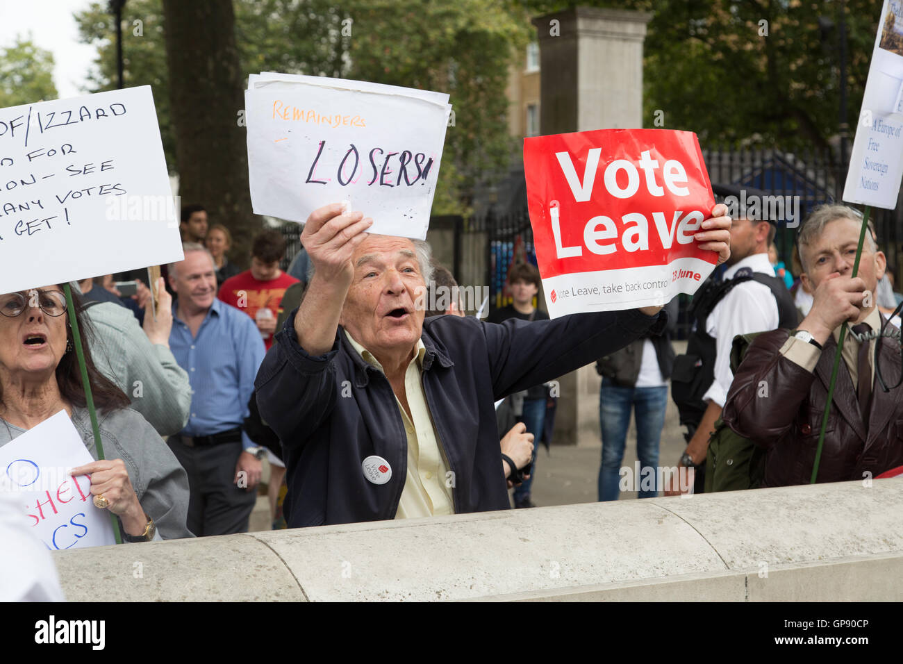 Londra, Regno Unito. Il 3 settembre, 2016. Un pro-Brexit contro-protester provocazioni pro-UE dimostranti che manifestano contro Brexit due giorni prima del rientro del Parlamento europeo per discutere il futuro della Gran Bretagna con l'Europa. Credito: a Vista/fotografica Alamy Live News Foto Stock