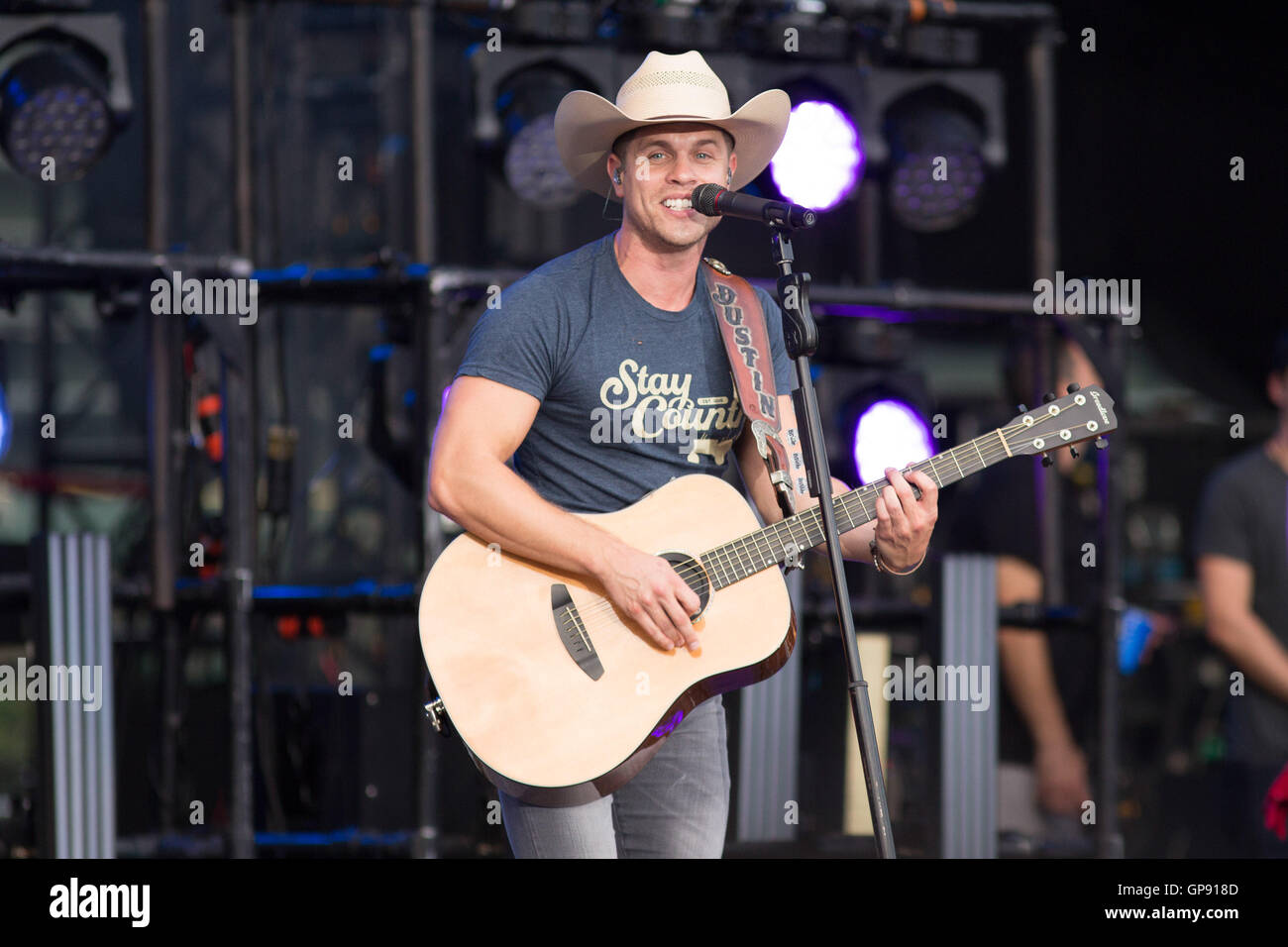 Chicago, Illinois, Stati Uniti d'America. Il 27 agosto, 2016. Paese musicista DUSTIN LYNCH esegue Live At Wrigley Field a Chicago in Illinois © Daniel DeSlover/ZUMA filo/Alamy Live News Foto Stock