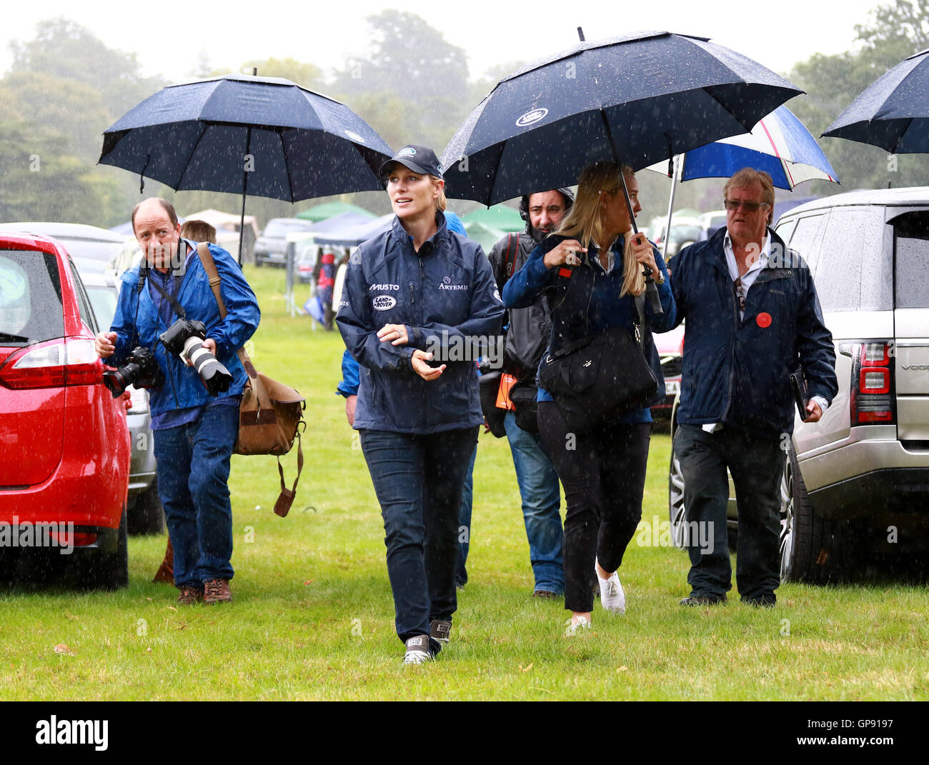 Land Rover Burghley Horse Trials . Stamford, Lincolnshire, Regno Unito. 03Sep, 2016. Zara Tindall è circondato da persone con ombrelloni ma braved le condizioni senza uno presso la Land Rover Burghley Horse Trials. Credito: Paolo Marriott/Alamy Live News Foto Stock