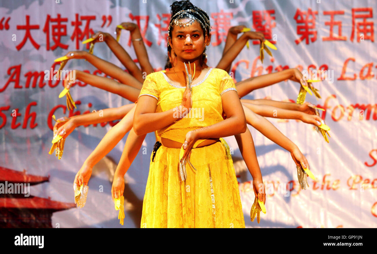 Kathmandu, Nepal. 3 Sep, 2016. Gli studenti nepalese eseguire durante la cerimonia di premiazione del sesto Ambasciatore Cup Lingua cinese concorso e il quinto culturale cinese la concorrenza sulle prestazioni di Kathmandu, capitale del Nepal, sul Sett. 3, 2016. La manifestazione che ha montrato il talento degli studenti è stata organizzata dal Volontariato Internazionale Cinese di casa di un insegnante in Nepal e Scuola Ullens, supportato dall'ambasciata cinese in Nepal e Hanban, l'Istituto Confucio in sede. Credito: Sunil Sharma/Xinhua/Alamy Live News Foto Stock