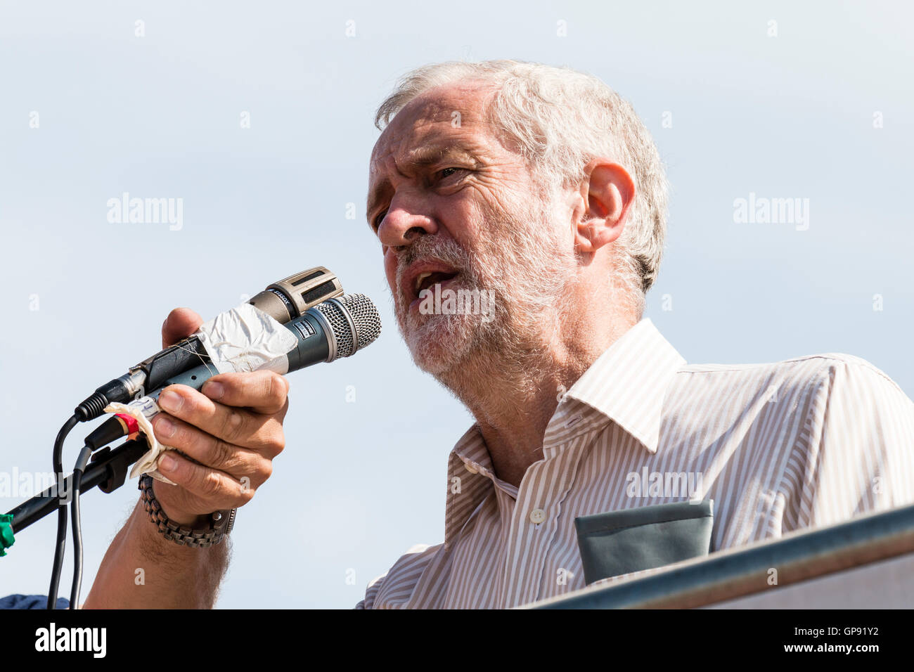 Jeremy Corbyn, Regno Unito leader dell opposizione e capo del partito laburista, Affrontare un rally a Ramsgate. Basso angolo di visione da vicino della faccia come egli parla nel microfono. Foto Stock