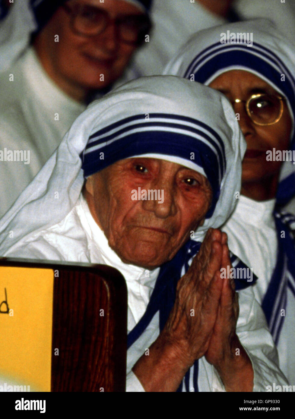 Dic 18, 2015 - File - Madre Teresa ad essere santi dopo il secondo miracolo dichiara il Concilio Vaticano. Madre Teresa di Calcutta, che ha dedicato la sua vita ad aiutare l'India è povero, sarà fatto santo per la Chiesa cattolica romana, il Vaticano ha detto venerdì. Ella probabilmente sarà canonizzata nel mese di settembre in concomitanza con il diciannovesimo anniversario della sua morte e il Papa Francesco' Anno Santo della misericordia. Papa Francesco ha segnato il suo 79º compleanno approvando un decreto che la suora aveva eseguito un secondo miracolo undici anni dopo la sua morte, il Vaticano ha confermato in una dichiarazione. Nella foto: 1997 - Madre Teresa di Calcutta. (Credito Immagine: © Nancy Kaszerman Foto Stock