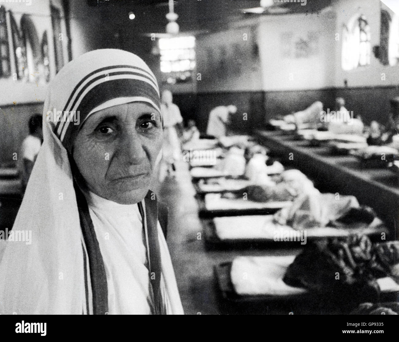 Dic 18, 2015 - File - Madre Teresa ad essere santi dopo il secondo miracolo dichiara il Concilio Vaticano. Madre Teresa di Calcutta, che ha dedicato la sua vita ad aiutare l'India è povero, sarà fatto santo per la Chiesa cattolica romana, il Vaticano ha detto venerdì. Ella probabilmente sarà canonizzata nel mese di settembre in concomitanza con il diciannovesimo anniversario della sua morte e il Papa Francesco' Anno Santo della misericordia. Papa Francesco ha segnato il suo 79º compleanno approvando un decreto che la suora aveva eseguito un secondo miracolo undici anni dopo la sua morte, il Vaticano ha confermato in una dichiarazione. Nella foto: Jan 01, 1980 - Kolkata, India - Un albanese Cattolica Romana suora che Foto Stock