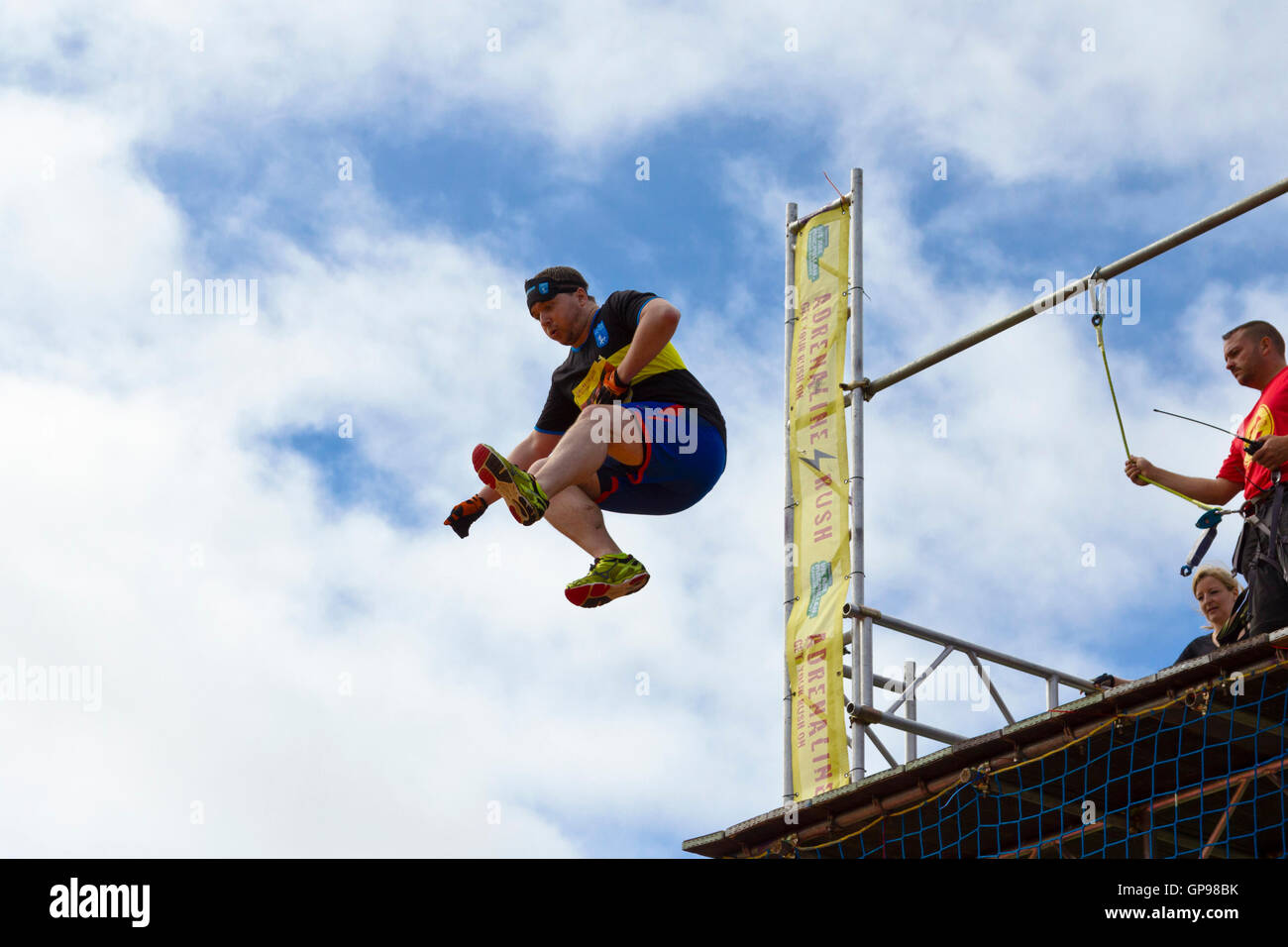 Persona di saltare fuori di un 5m alta piattaforma e a un airbag come parte dell'adrenalina pura razza (per Macmillan), Bristol, 2016. Foto Stock