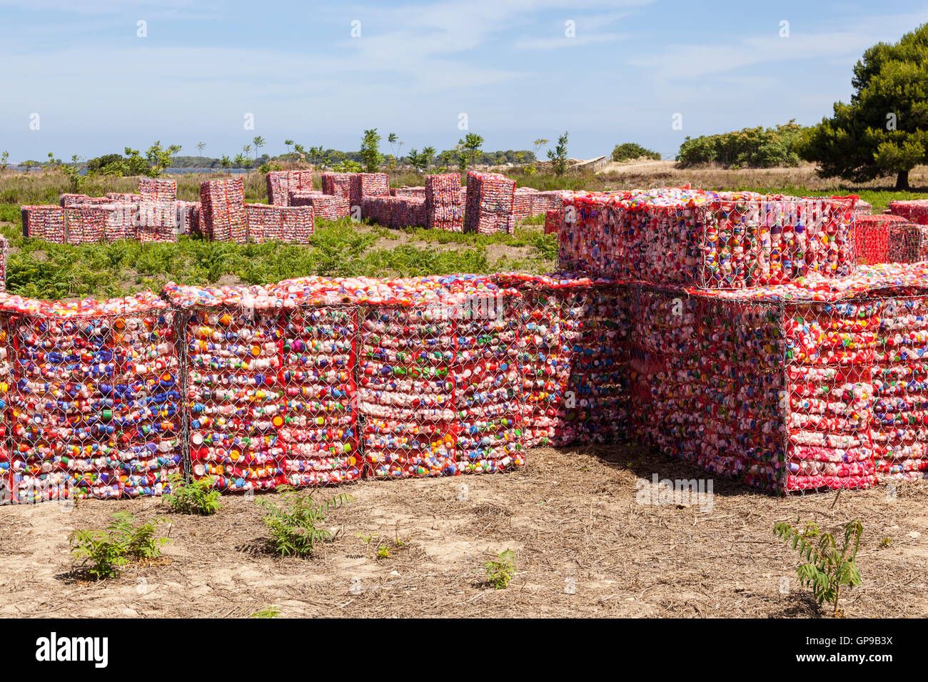 Plastica riciclata flacone tops, Mozia, Sicilia, Italia Foto Stock