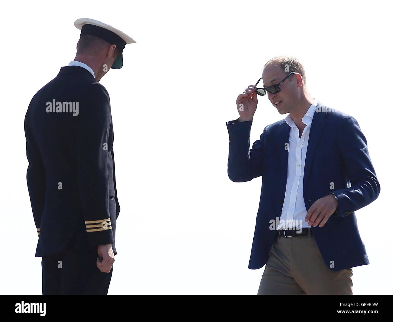 Il Duca di Cambridge si prepara a viaggiare in barca a St Martins, dopo la visita di Tresco Abbey Garden in Tresco, nelle Isole Scilly. Foto Stock