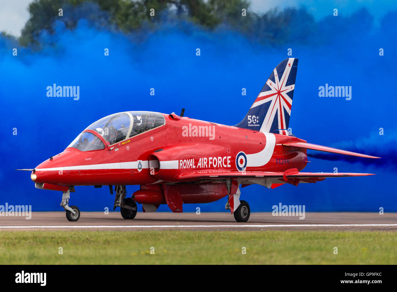 Royal Air Force (RAF) frecce rosse aerobatic team display battenti British Aerospace Hawk jet trainer aeromobili. Foto Stock