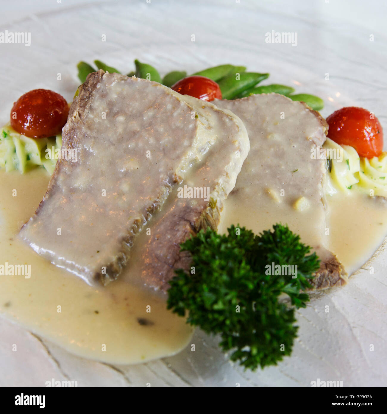 Una piastra di Tafelspitz (bollito di manzo) è servita con un bianco, salsa di rafano di Dresda, in Germania. Foto Stock